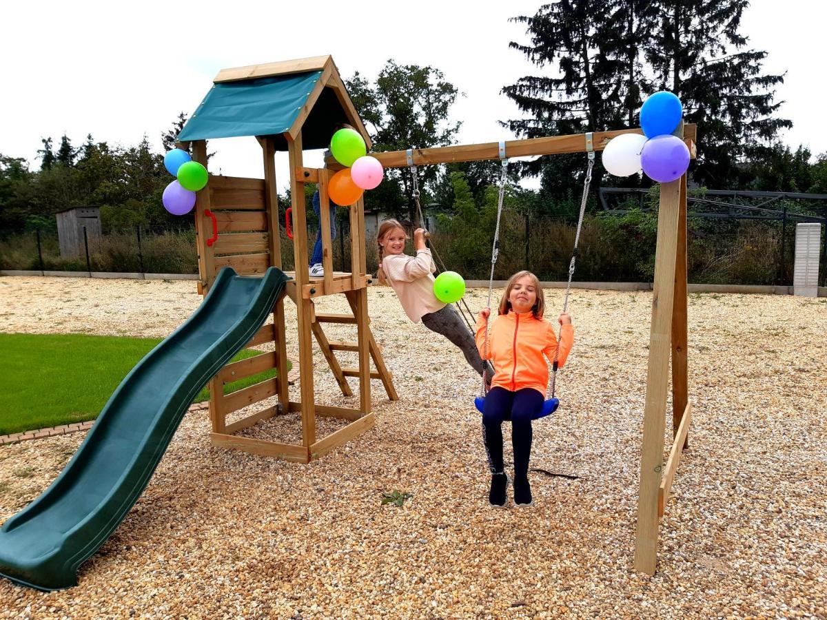 Boutique Odyseja & Spa Ciechocinek Exterior foto Children playing on a swing