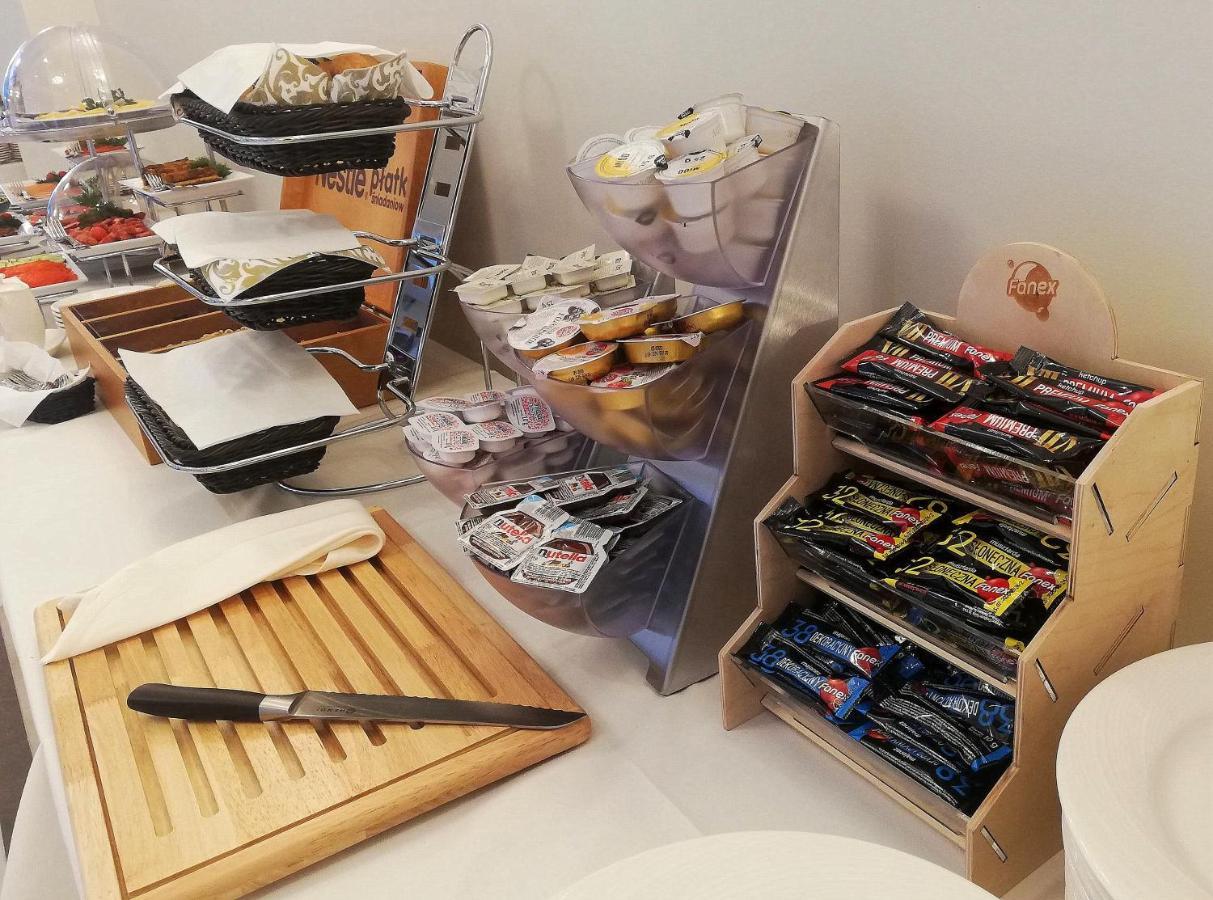 Boutique Odyseja & Spa Ciechocinek Exterior foto A selection of cheese and crackers